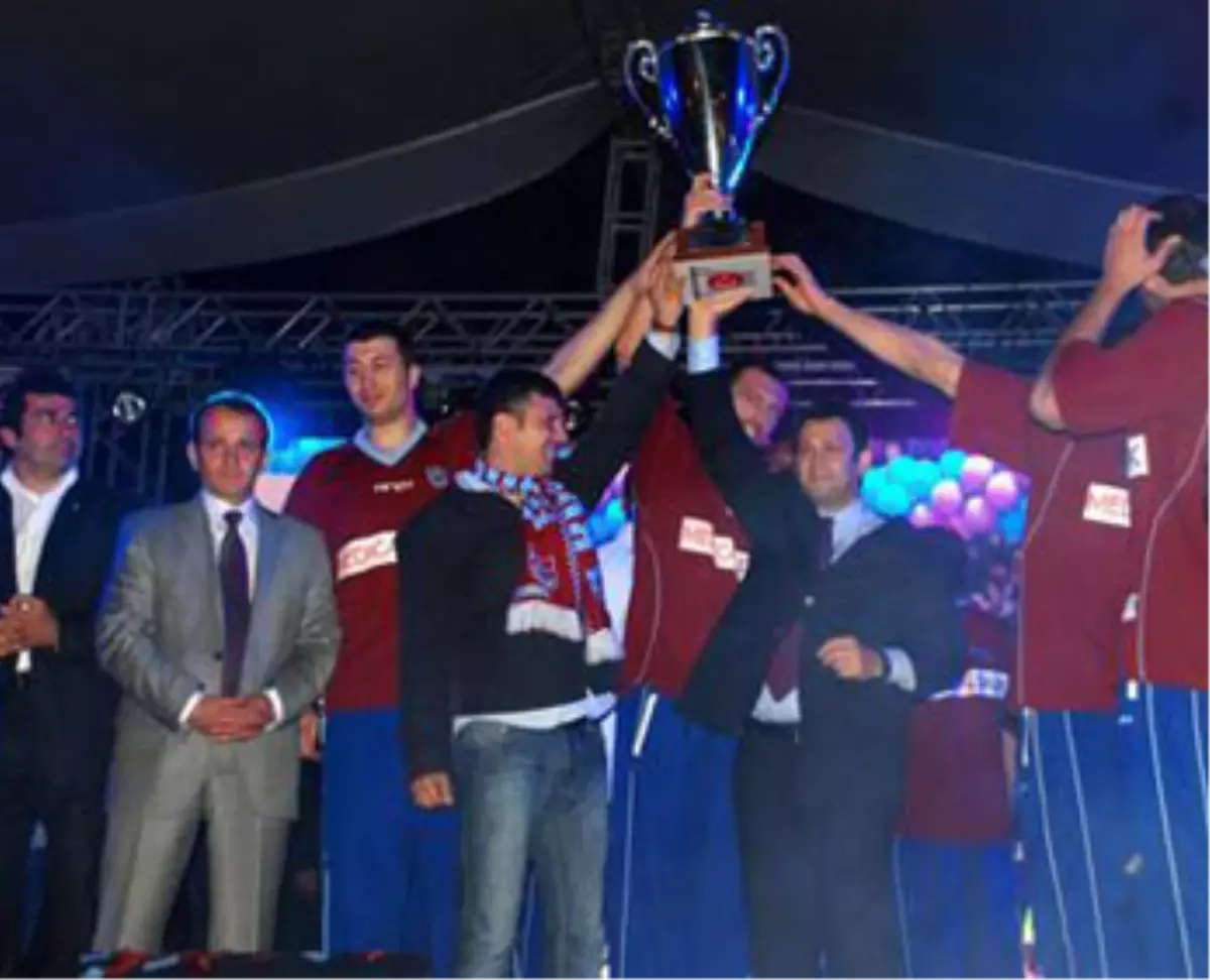 Trabzonspor Basketbol Takımına Coşkulu Kutlama