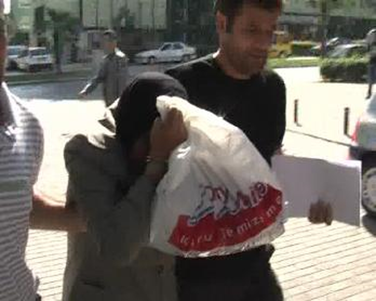 Kadın Polisler Namazı Bozup Hırsızı Yakaladı