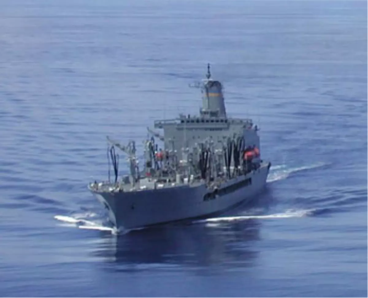 Savaş Gemisinde Ele Gerilen Kaçak İçki ve Sigaralar \'Hediyelikmiş\'