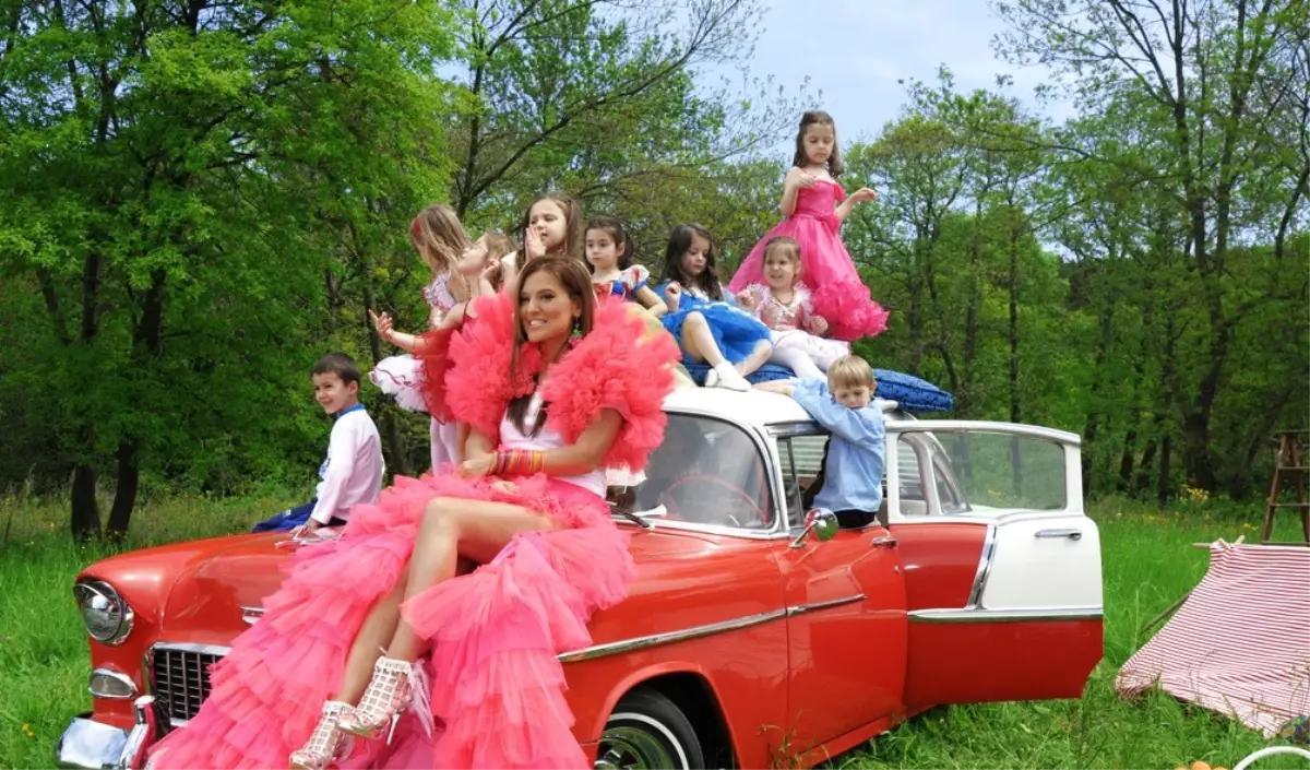 Demet Akalın İkinci Klibini "Evli, Mutlu Ve Çocuklu" Parçasına Çekti