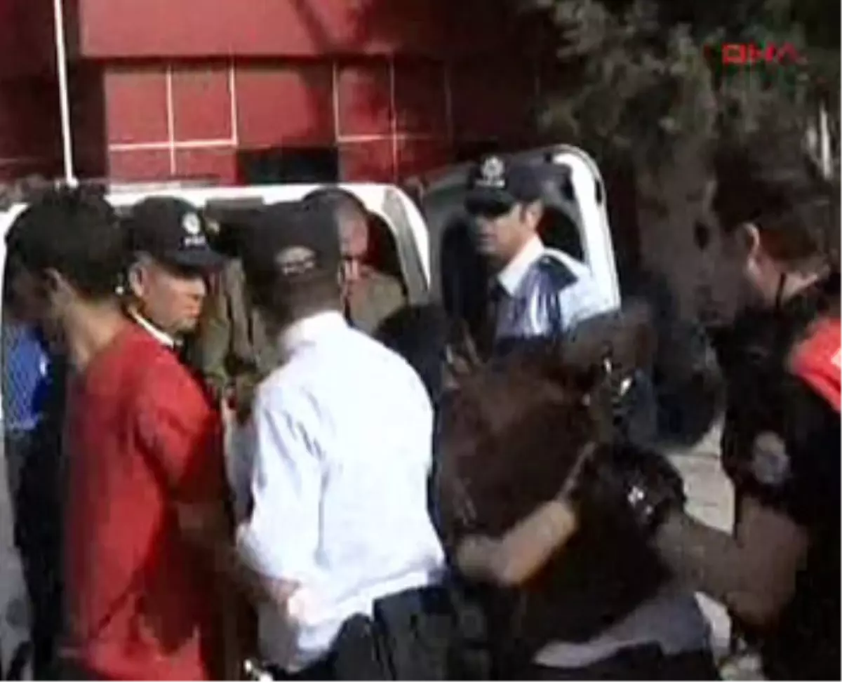 Eskişehir\'de Üniversitelilerin Kavgasına Müdahale Edilen Polise Taş