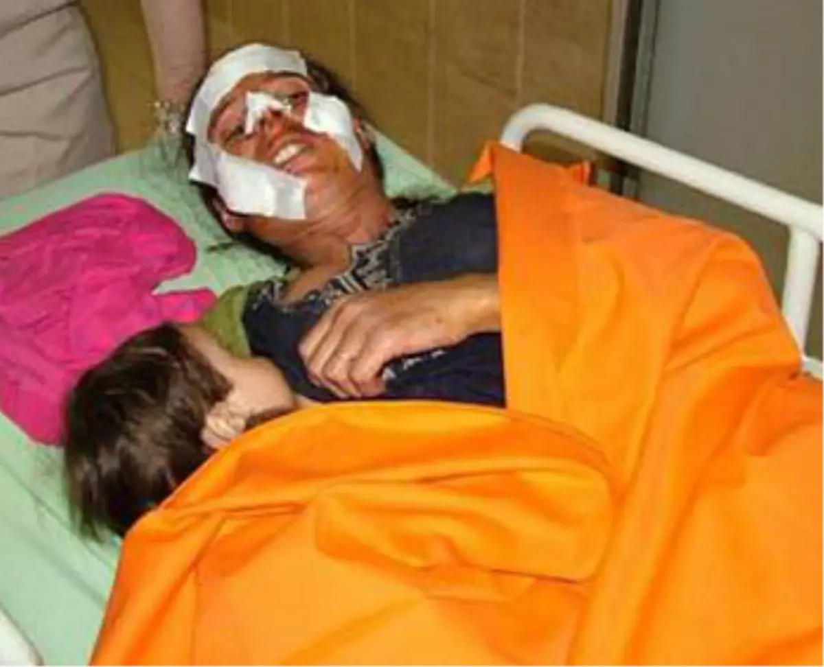 Otomobil Minibüsle Çarpıştı: 4\'ü Çocuk 8 Yaralı