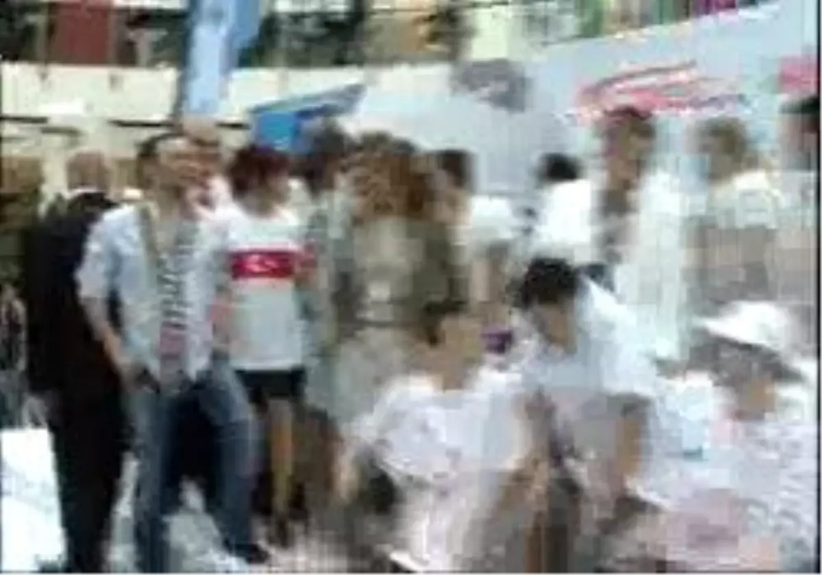 A Milli Futbolcular Tössed İçin Forma İmzaladı