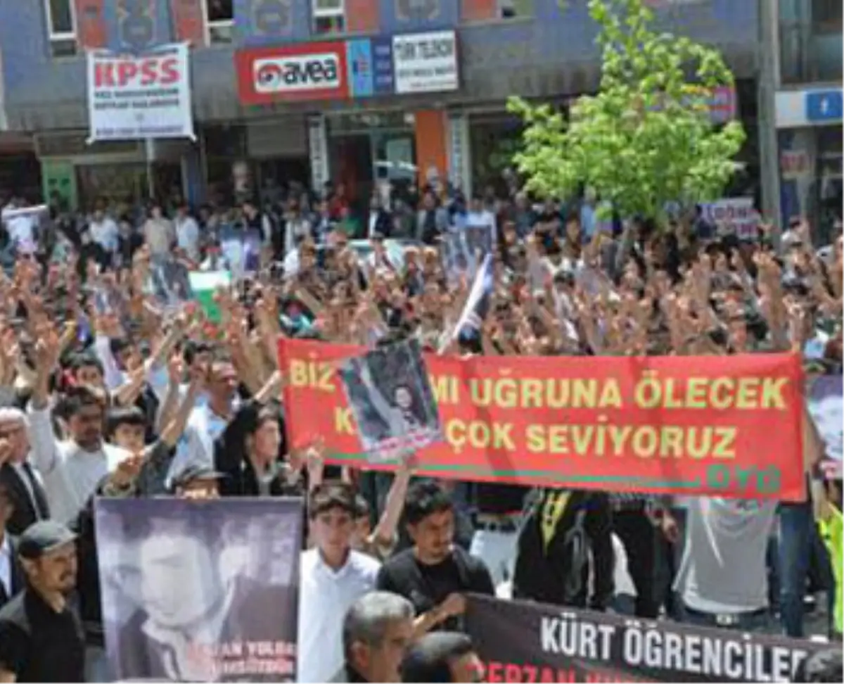 Hakkari\'de 2 Bin Öğrenci Şerzan Kurt İçin Yürüdü