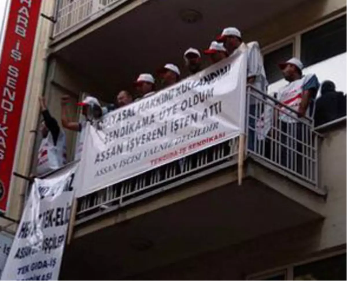 Balıkesir\'de İşten Atılan İşçilerin Türk-iş İşgali