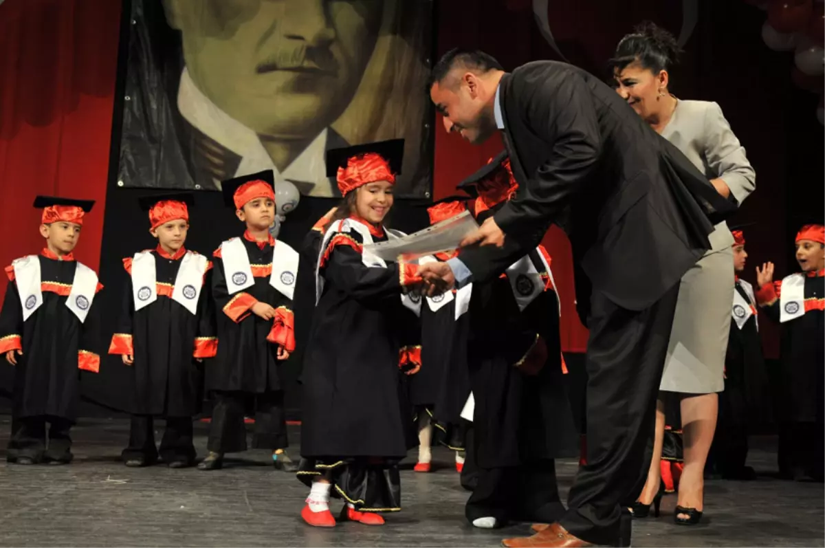 Minik Öğrencilerin Yılsonu Gösterisi Yapıldı