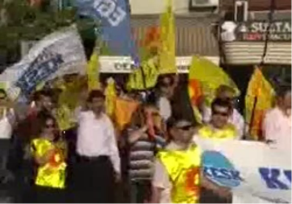 Balıkesir´De İşten Atılan İşçilerin Türk-İş İşgali