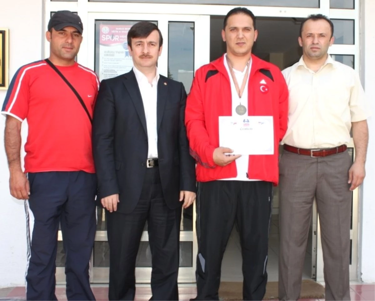 Parataekwondo Dünya Üçüncüsü Cengiz Aydoğdu