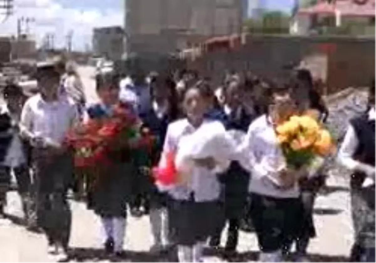 Van - Öğrenciler Oğuzcan´In Mezarı Başında Gözyaşlarına Boğu