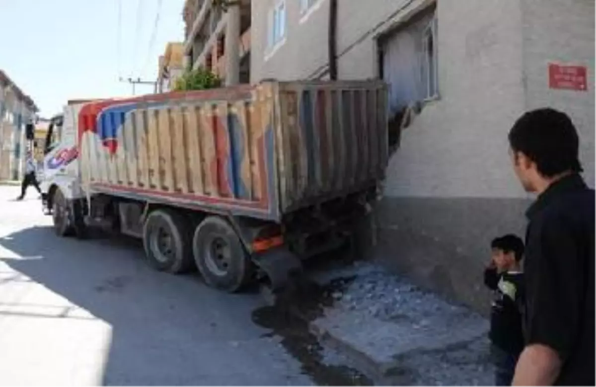 Freni Boşalan Kamyon Apartmana Girdi
