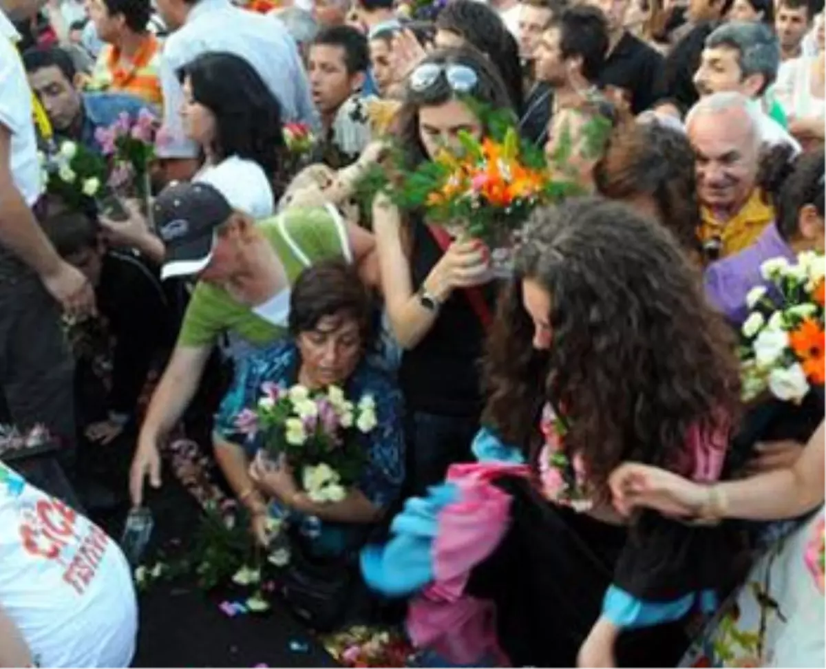 Antalya\'da Bedava Çiçek İzdihamı