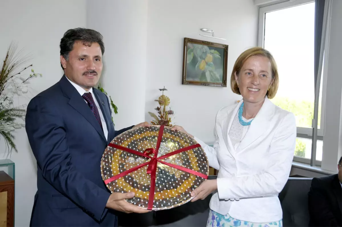 Devlet Bakanı Kavaf, Belediye Başkanı Ahmet Çakır’a Çalışmalarından Dolayı Teşekkür Etti.
