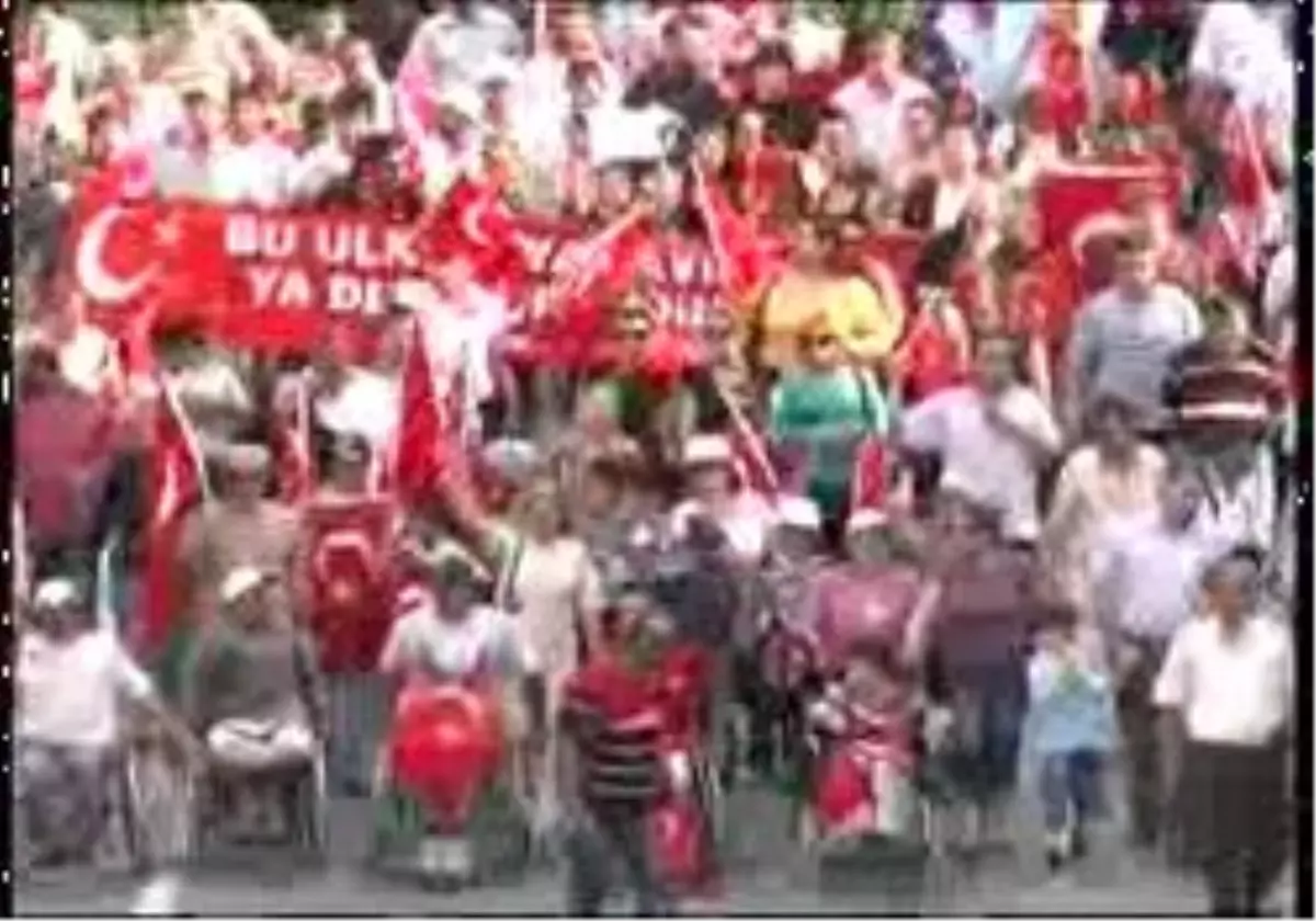 İskenderun\'da 10 Bin Kişi Şehitler İçin Yürüdü