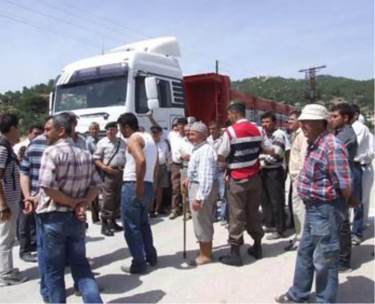 Maden Ocaklarını İstemeyen Köylüler Yol Kapattı