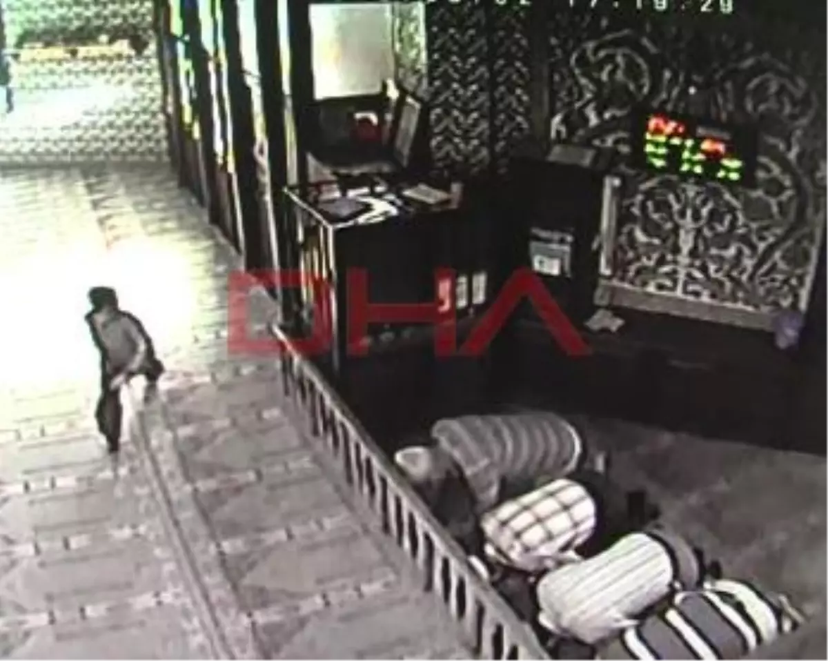 Camide El Çantasını Çalan Çocuk Kameraya Yakalandı