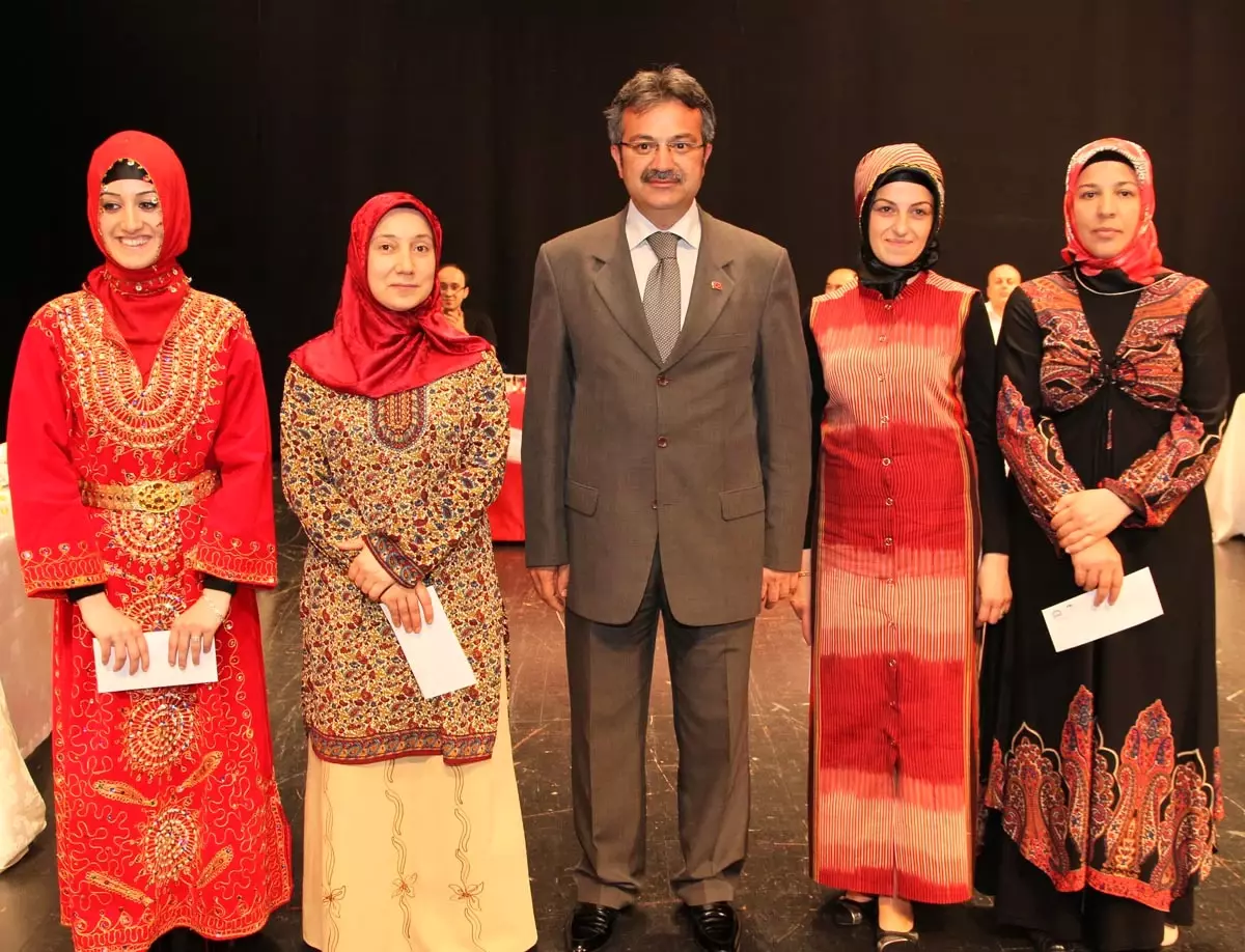 Gesmek’te Yöresel Yemekler Ve Tatlılar Yarıştı