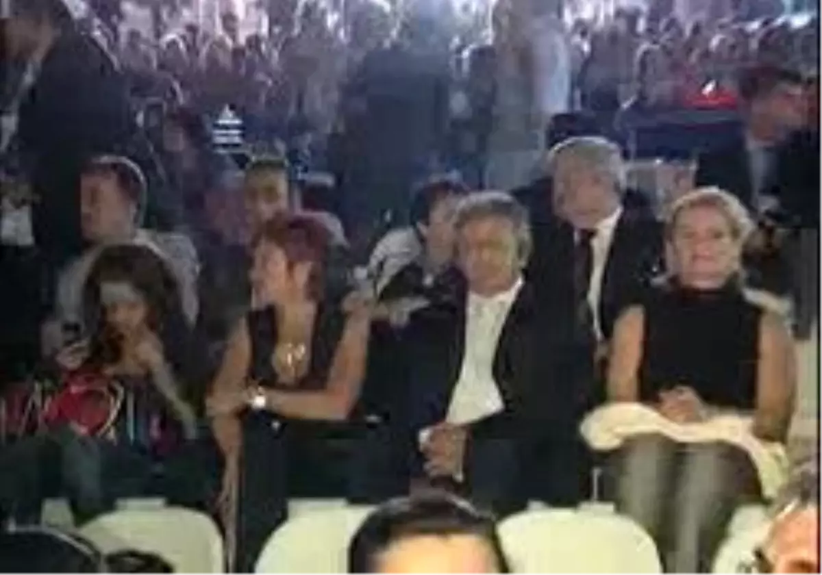 Antalya 1 Fazıl Say´Dan ´Nazım Hikmet Oratoryosu´
Dünya Şairi Nazım Hikmet Ran, Ölümünün 47´Nci Yılında Fazıl Say´In Bestesi `Nazım Hikmet Oratoryosu\' İle Antalya´Da Anıldı.