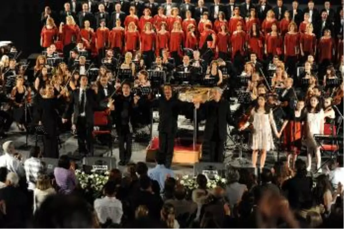 "Fazıl Say Nâzım Oratoryosu" Antalya\'da Büyük Coşku Yarattı