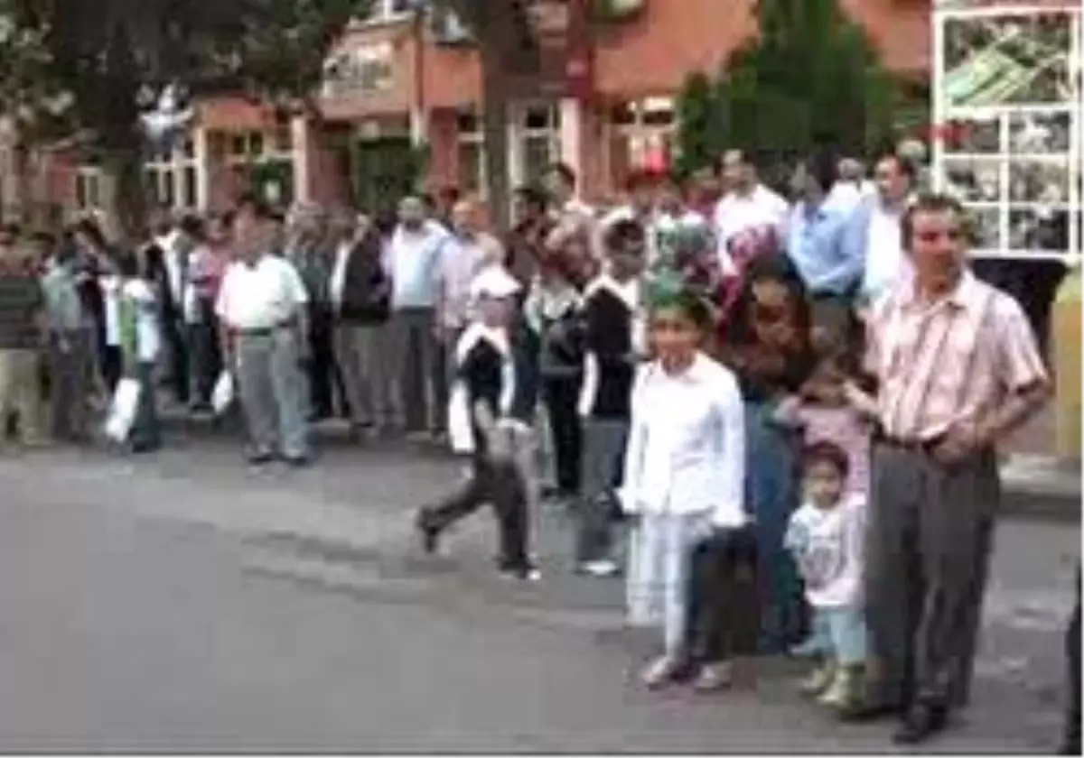 Maraş Gönüllüleri Bağrına Bastı