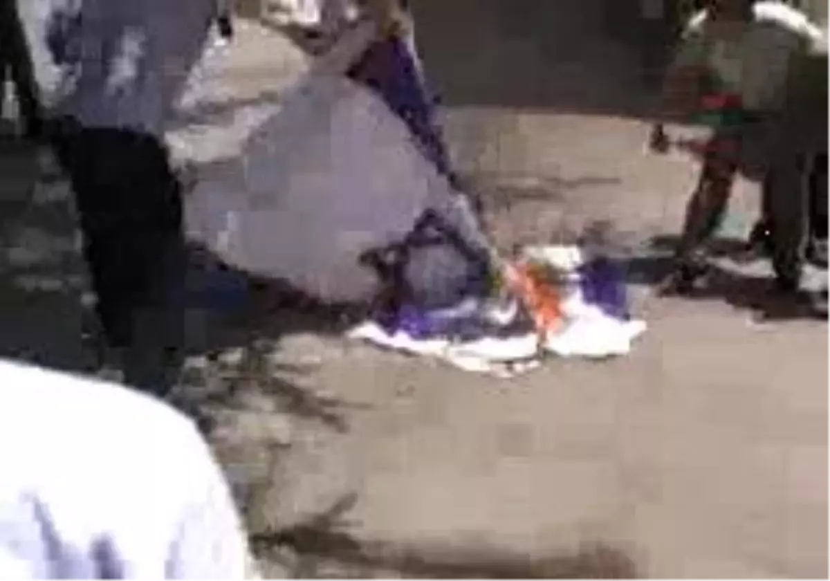 Kastamonu\' Da Cuma Namazı Çıkışı İsrail Pankartı Yakıldı