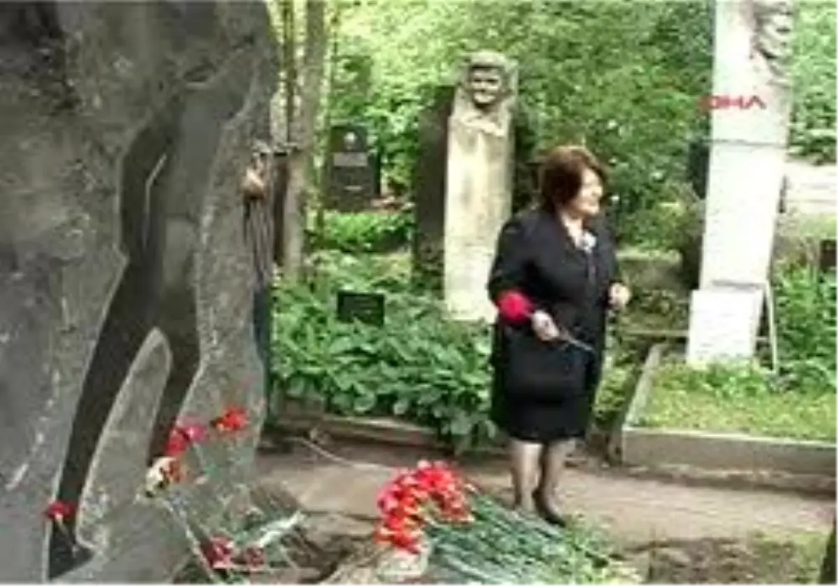 Nazım Hikmet Ölümünün 47. Yıldönümünde Moskova\'daki Mezarı Başında Anıldı
