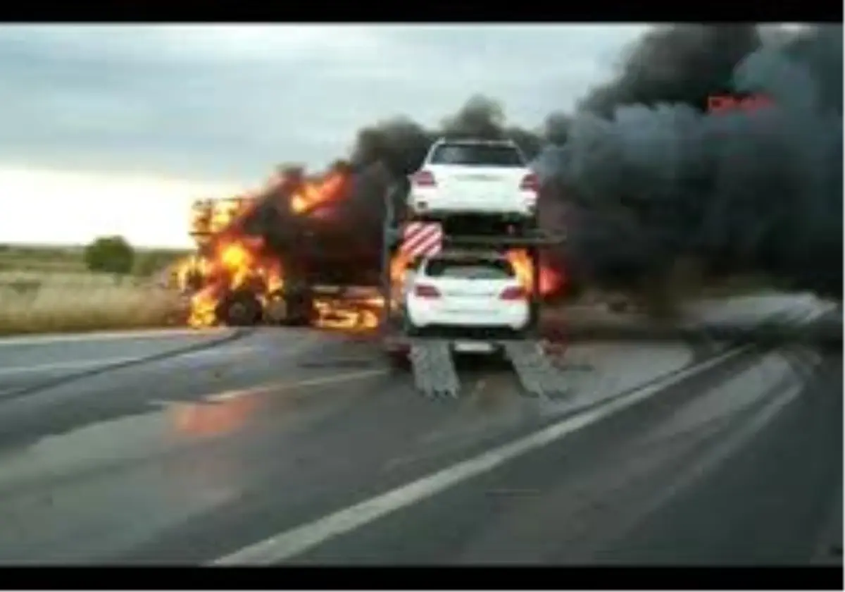 Edirne - Tır Ve Dorsesindeki 5 Mercedes Otomobil Yandı