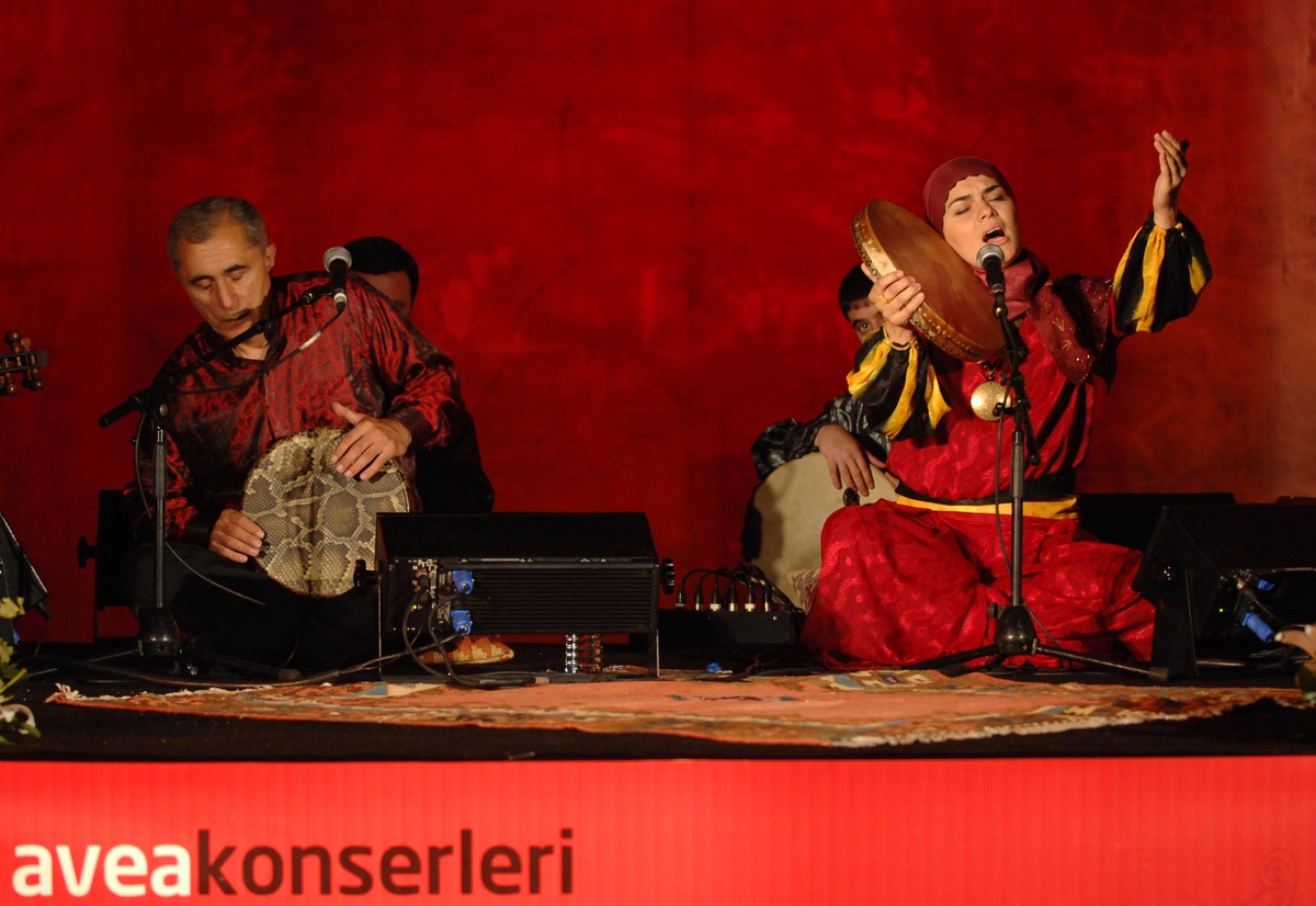 Unesco Ödüllü Mütevazi Sanatçı Kulisine Ve Sahneye Sadece Kilim İstedi.