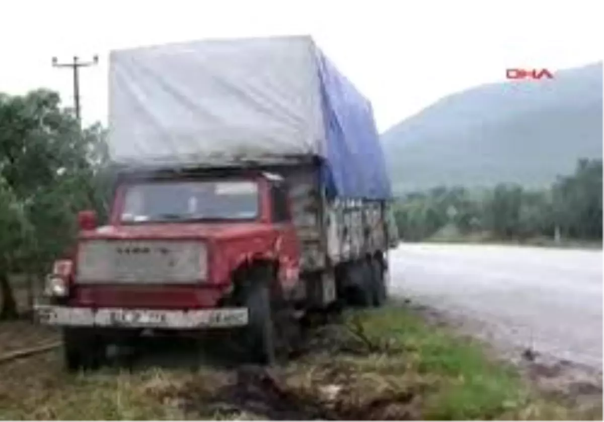 İznik - Cenazeden Dönenleri Taşıyan Minibüs İle Kamyon Çarpıştı: 2 Ölü, 8 Yaralı