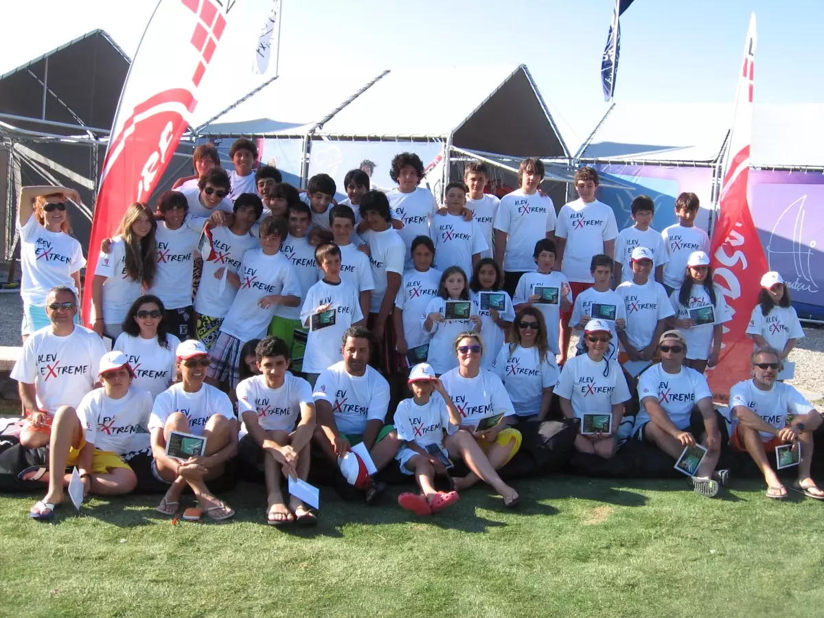 Alev’li Sörfçüler Alaçatı Rüzgârına Kapılacak! 

