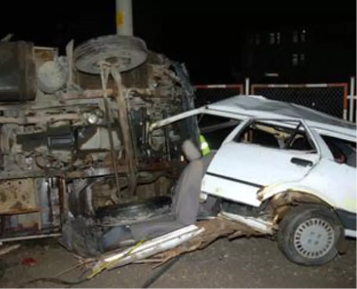 Bolu\'da Otomobille Kamyon Çarpıştı: 2 Ölü, 1 Yaralı