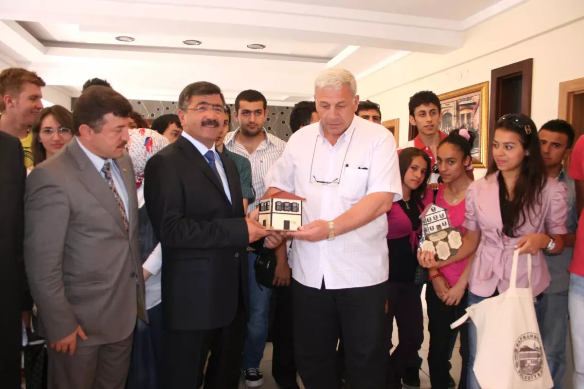 Gençlerden Başkan Akdoğan’a Ziyaret