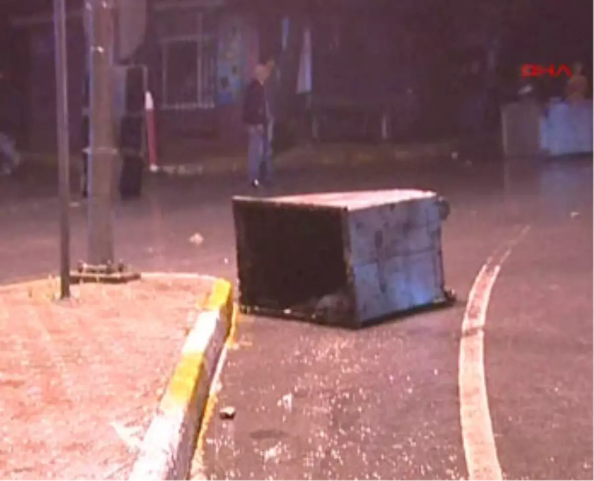 Göstericiler Araçlara Saldırdı