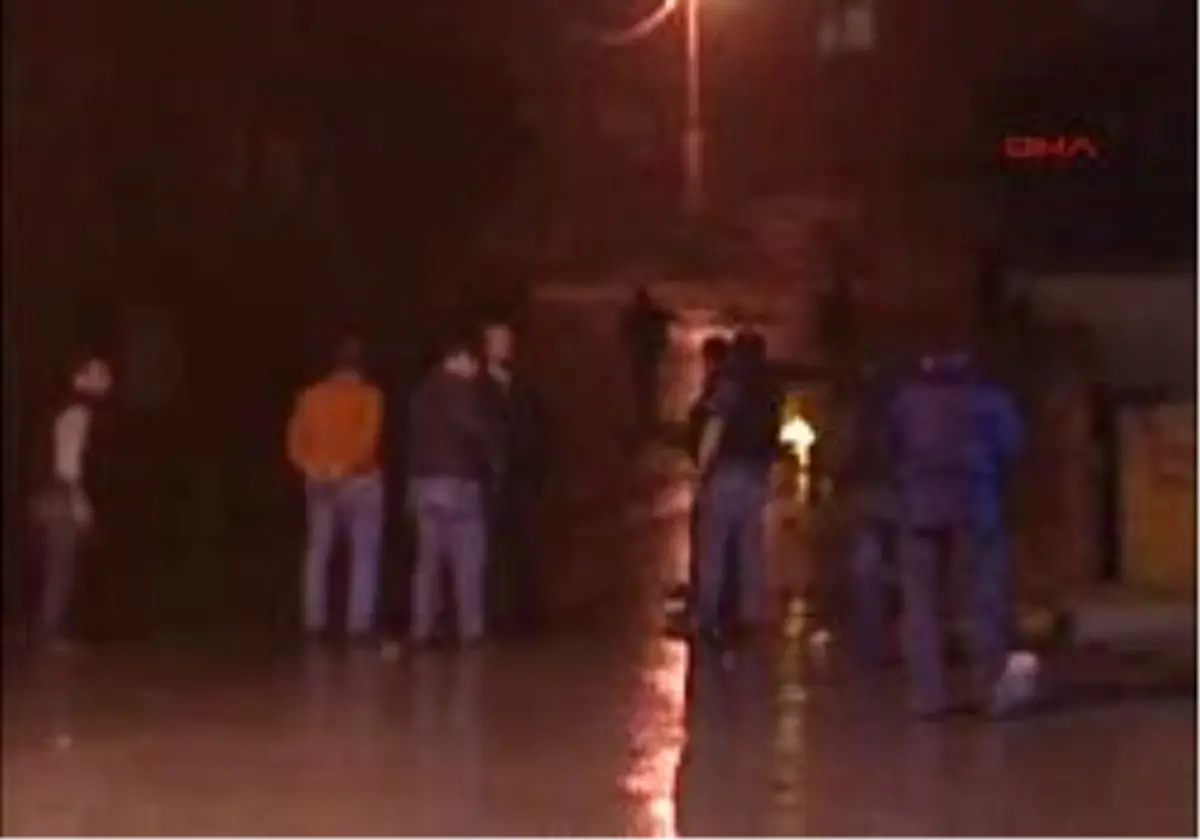 Göstericiler Yoldan Geçen Araçlara Saldırdı
İstanbul Göstericiler Yoldan Geçen Araçlara Saldırdı