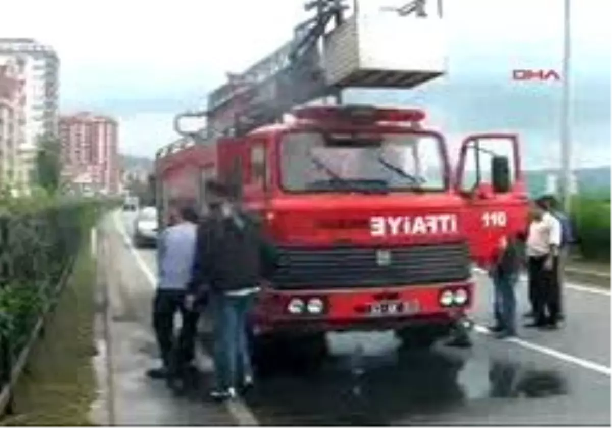 Motoru Alev Alan İtfaiye Aracını Kovalarla Taşıdıkları Su İle Söndürdüler