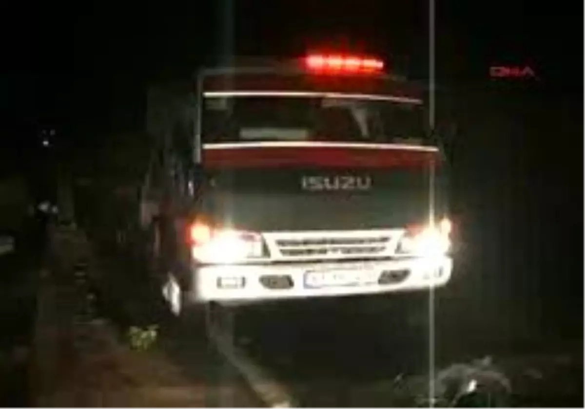 Şanlıurfa - Helalleşmeye Giderken Kaza Yaptılar: 2 Ölü, 5 Yaralı
8 Kişi Ve 1 Ton Karpuzun Bulunduğu Minibüs Takla Attı, Yol Karpuz Tarlasına Döndü