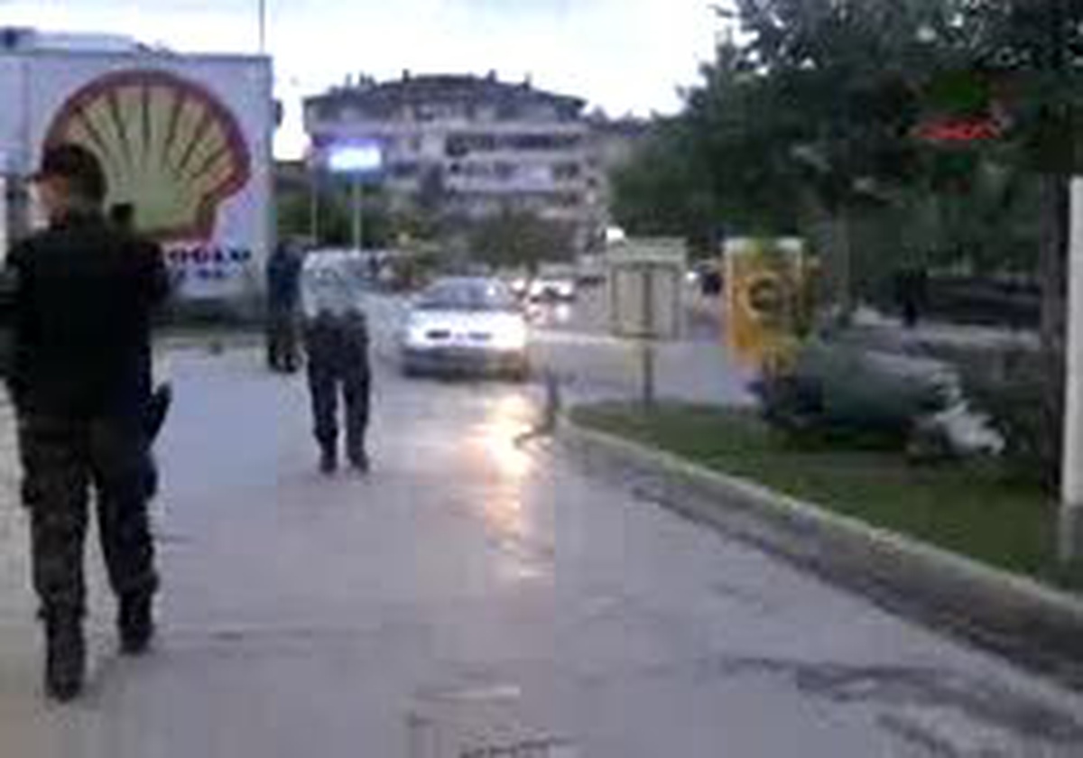 Akaryakıt İstasyonunda Şahin Alarmı
Akaryakıt İstasyonunda Şahin Alarmı