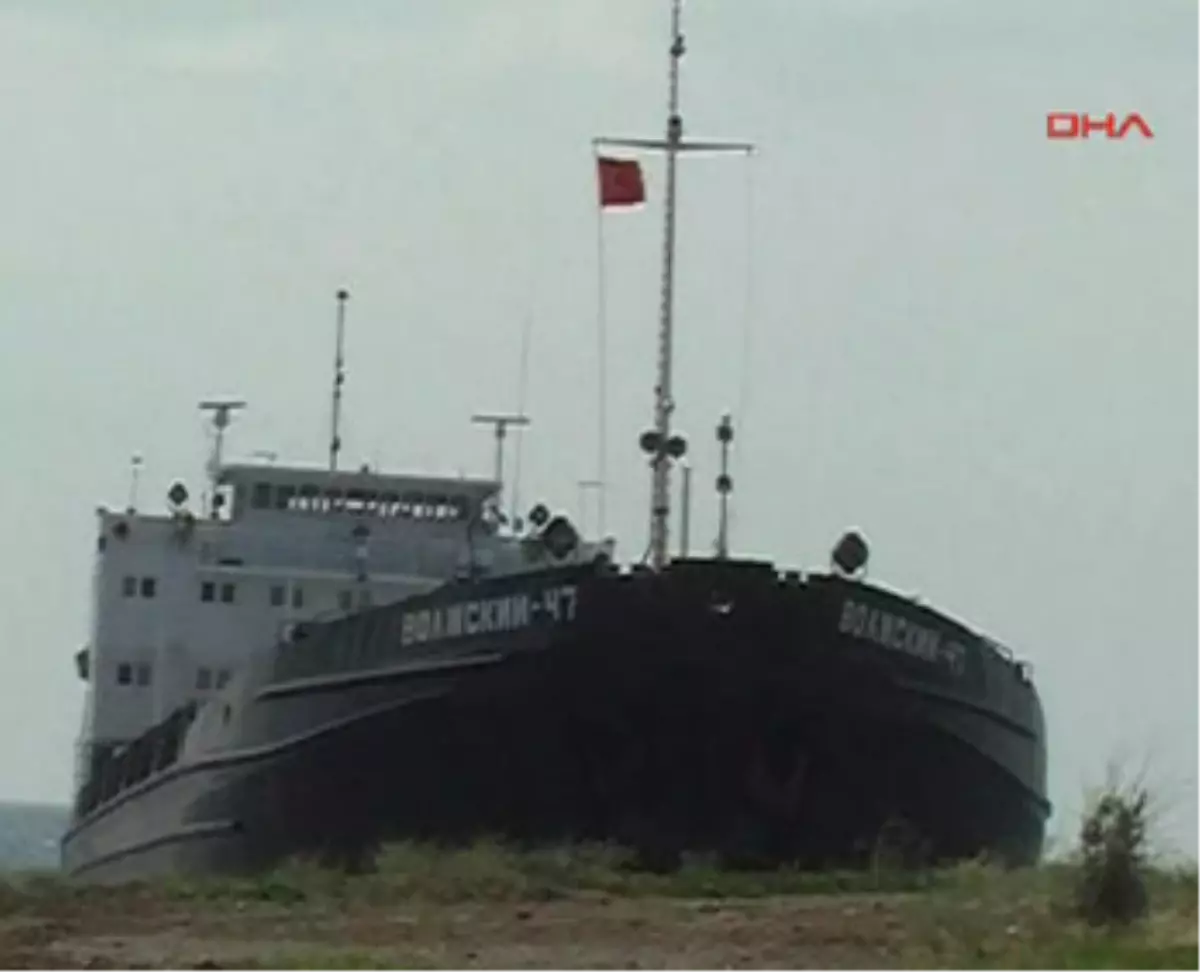 Rus Gemisi Çanakkale\'de Karaya Oturdu