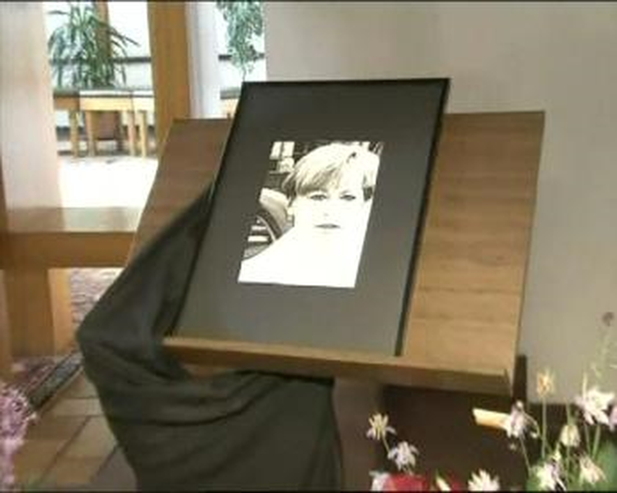 Cesedi Bulunan Bankerin Eşi Toprağa Verildi