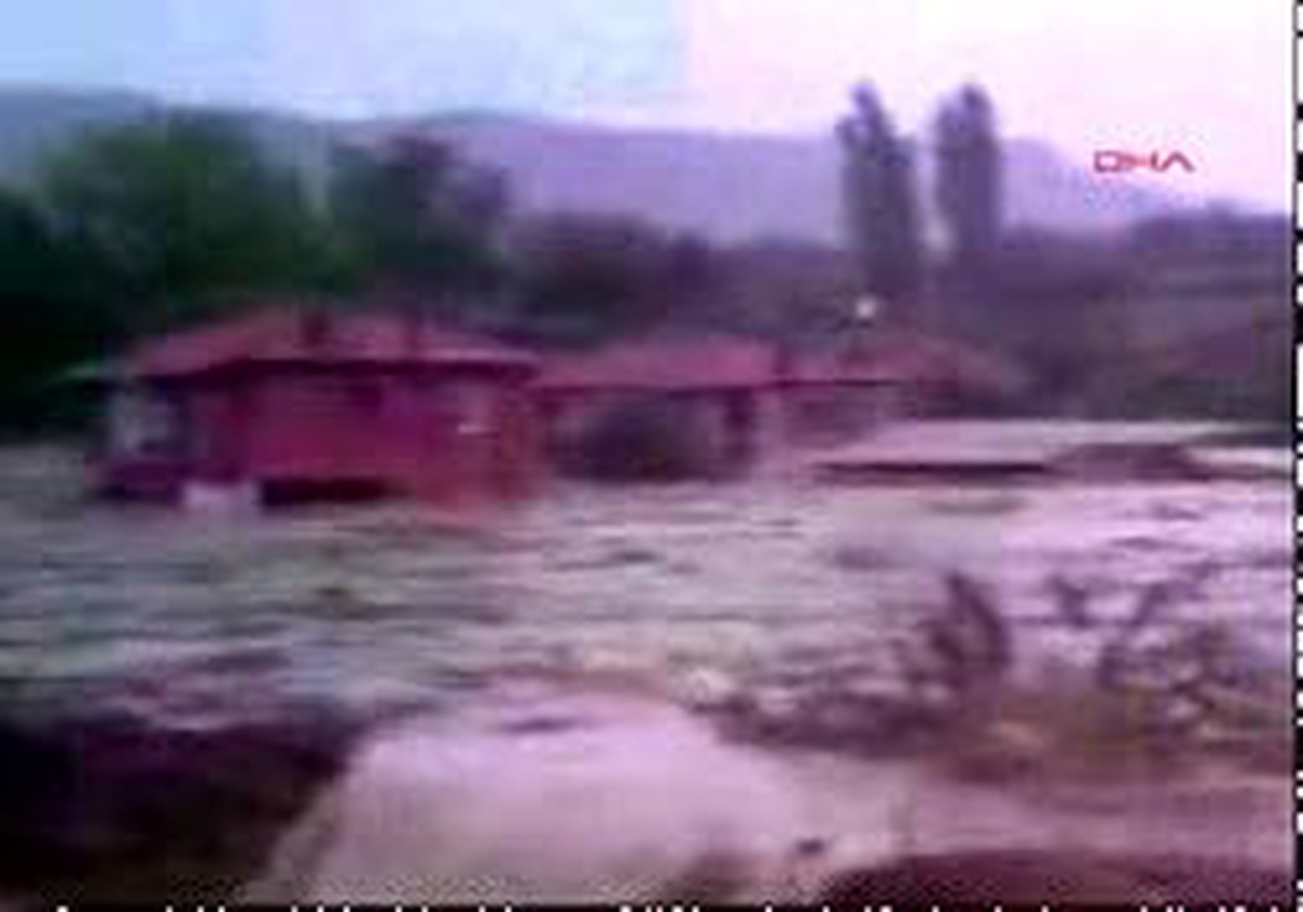 Kayalar Bir Köyü Az Daha Yok Ediyordu
Kayalar Bir Köyü Az Daha Yok Ediyordu
