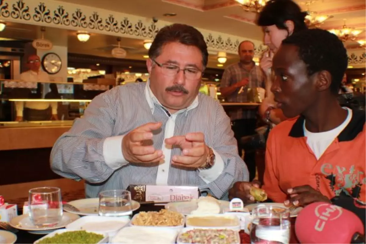 Kenyalı Rıchard Baklava Üstâdı Nadir Güllü İle Buluştu