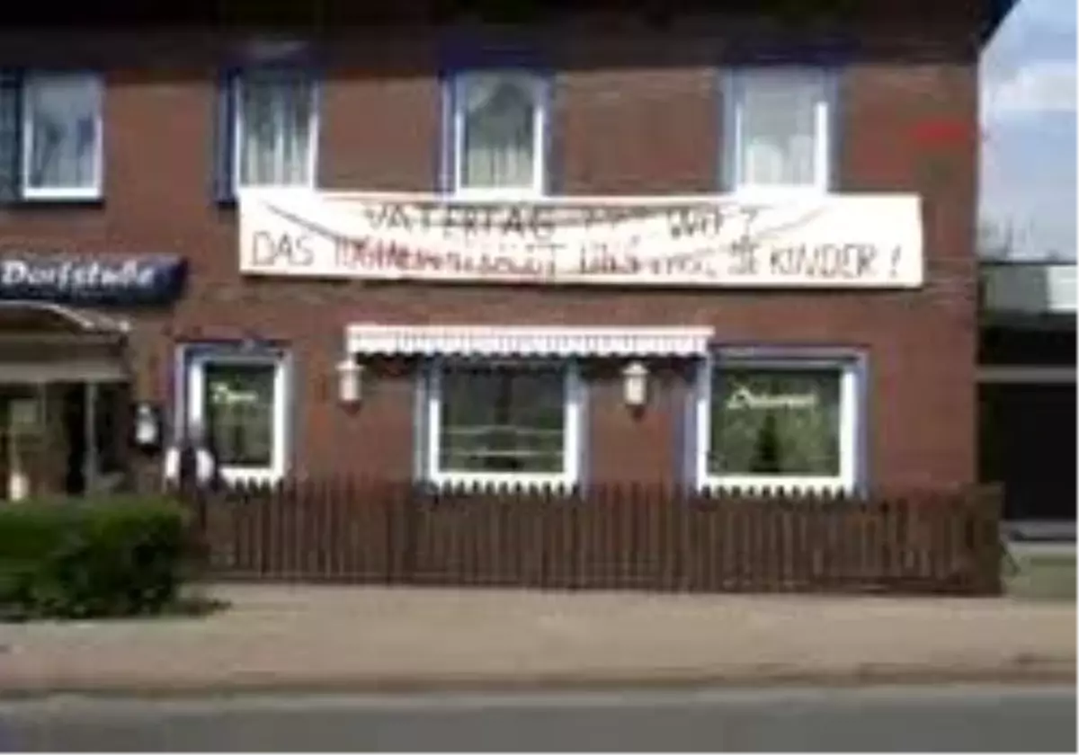 Kızı Elinden Alınan Babanın Pankartlı Tepkisi