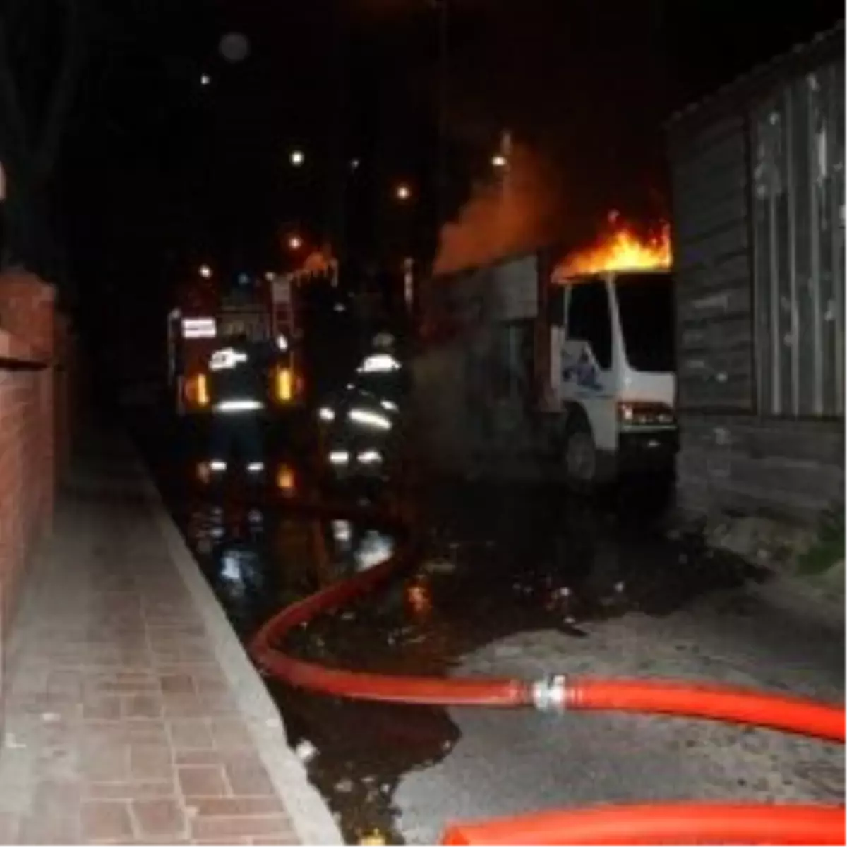 Şanlıurfa\'da Otobüs İle Otomobil Çarpıştı: 3 Ölü
Kazada Araçta Sıkıştılar, Alevler Arasında Can Verdiler