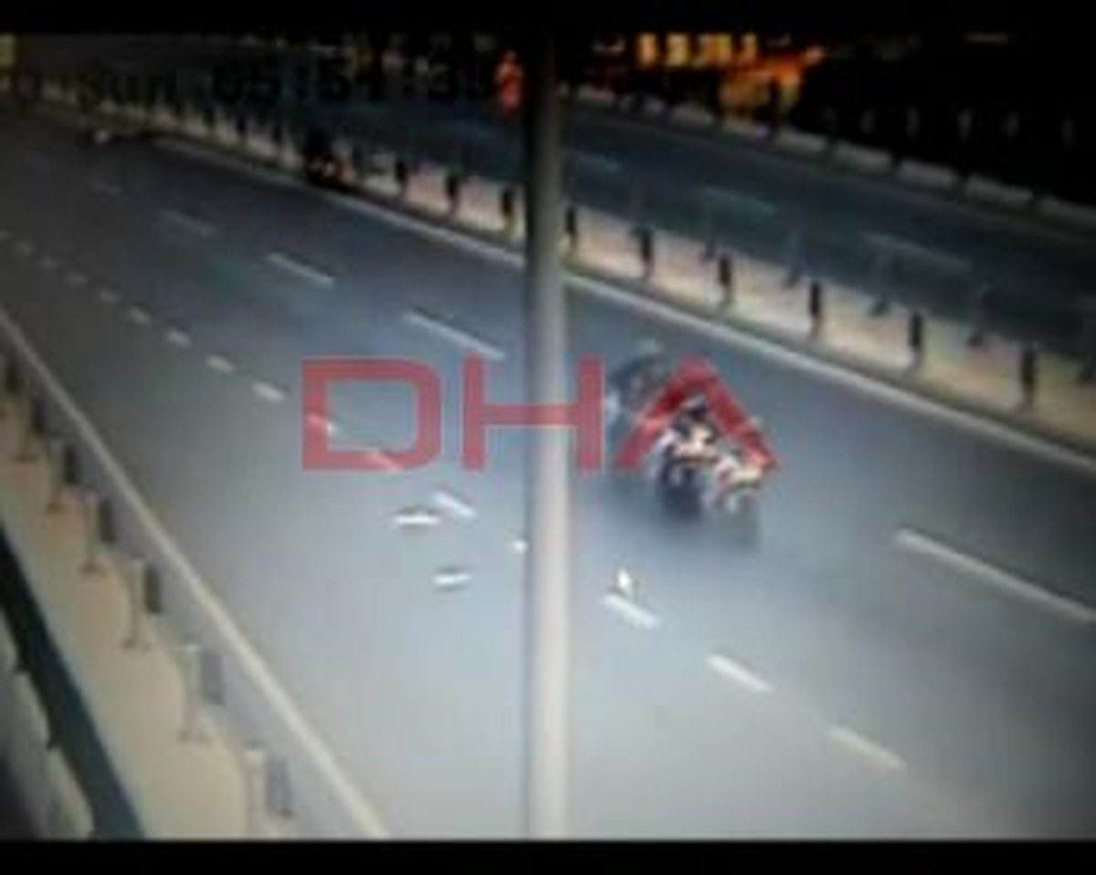 Motorsiklet Kazasında Ölen Kadının Düşmesi Güvenlik Kamerasında