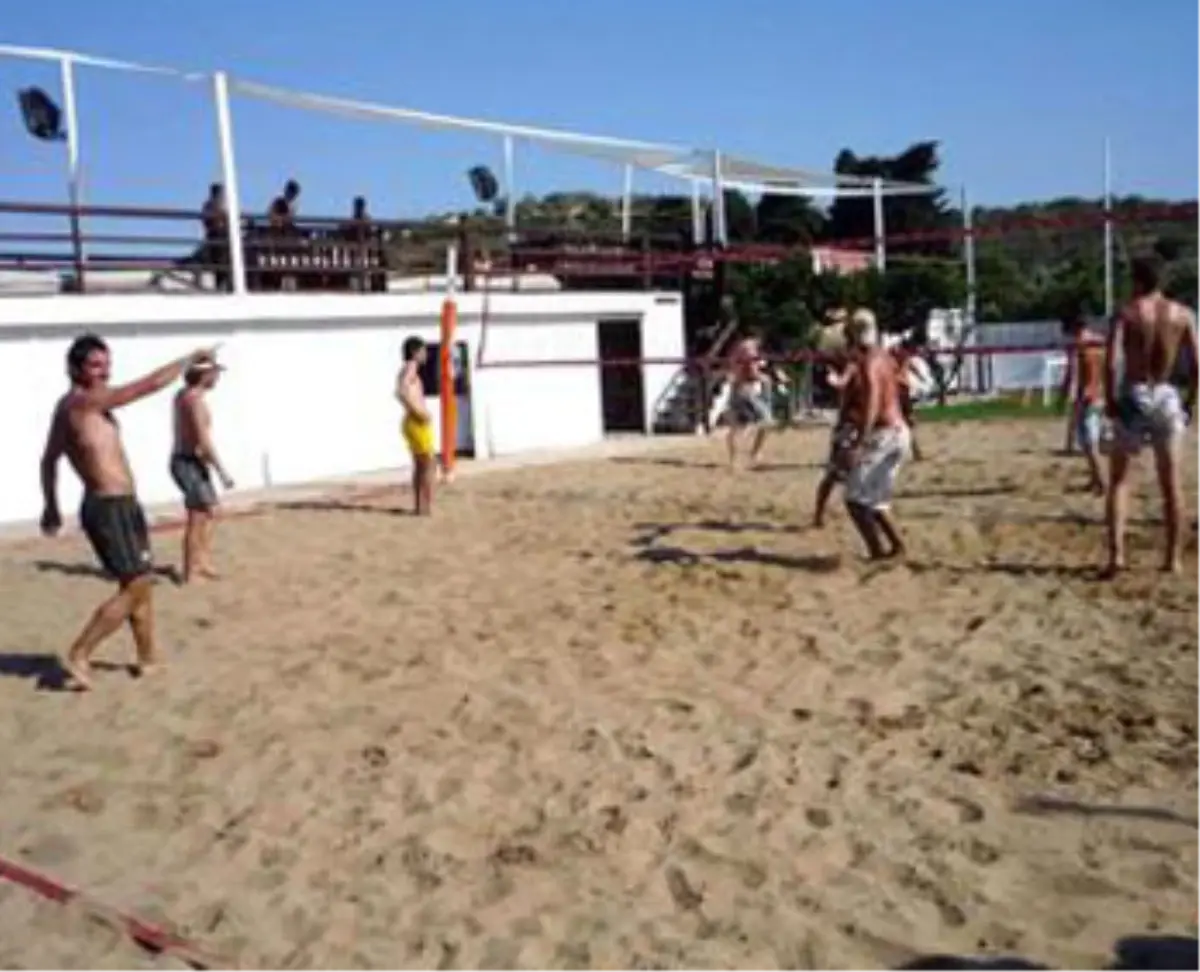 Ünlü Futbolcular Çeşme\'ye Demir Attı