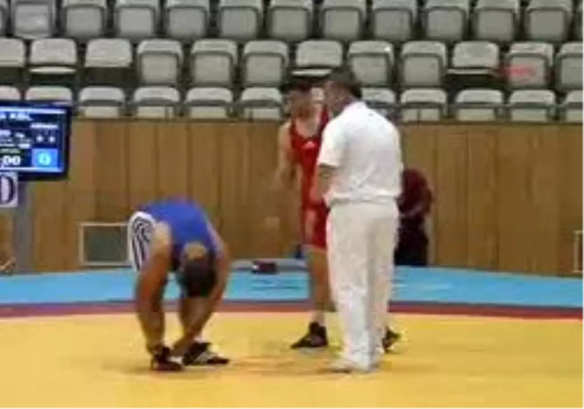 Büyük Erkekler Grekoromen Ve Serbest Güreş Türkiye Şampiyonası Ankara\'da Başladı
29 Kulüpten Yaklaşık 200 Sporcunun Katılımıyla Düzenlenen Büyük Erkekler Grekoromen Ve Serbest Güreş Türkiye Şampiyonası, Ankara Aski Spor Salonu\'nda Başladı.