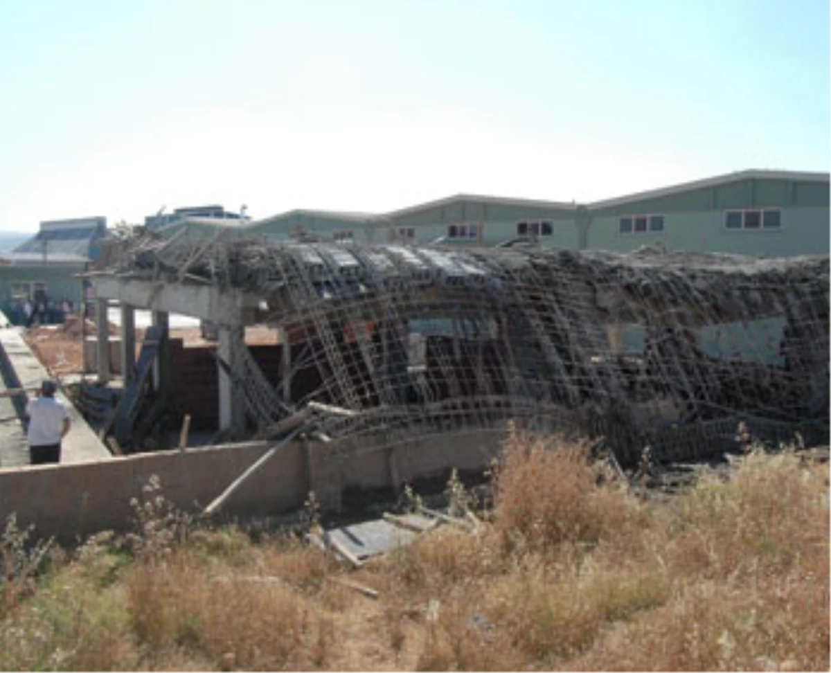 Gaziantep\'te Fabrikada Göçük; Mühendis Öldü, 2 İşçi de Yaralandı