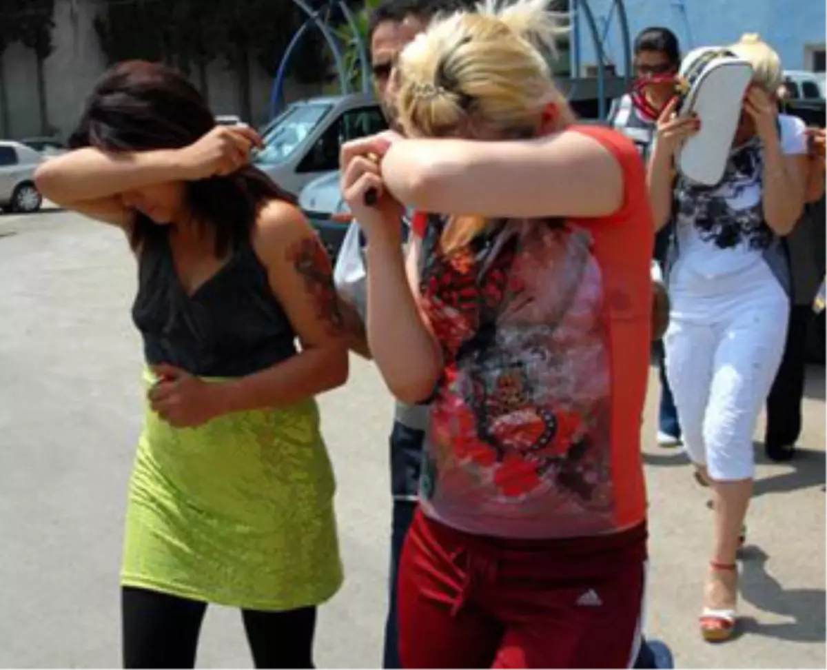 Ülkesinde Polislik Yapan Kadına Fuhuş Baskını