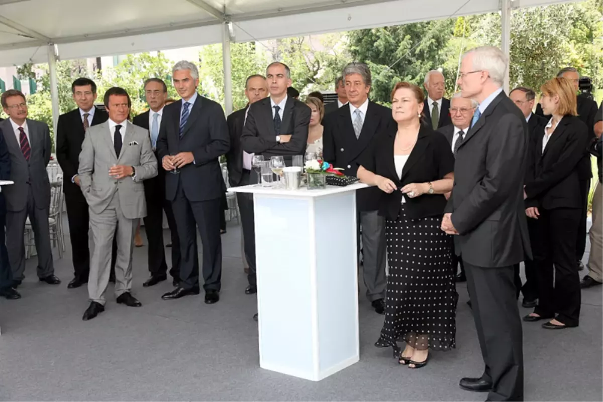 Güler Sabancı’ya Fransız Devlet Nişanı Verildi