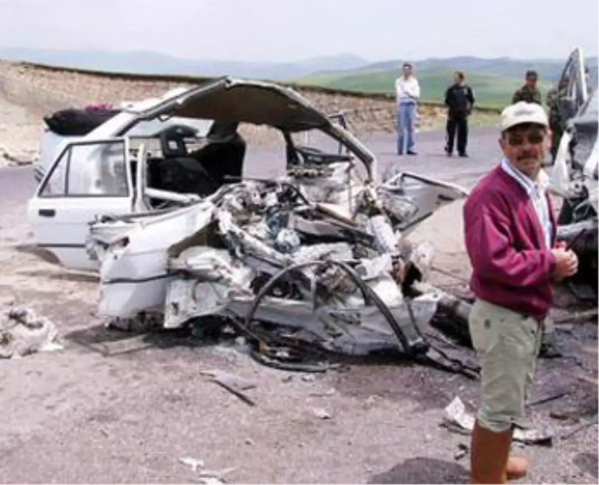 Minibüsle Otomobil Çarpıştı: 2 Ölü, 4 Yaralı