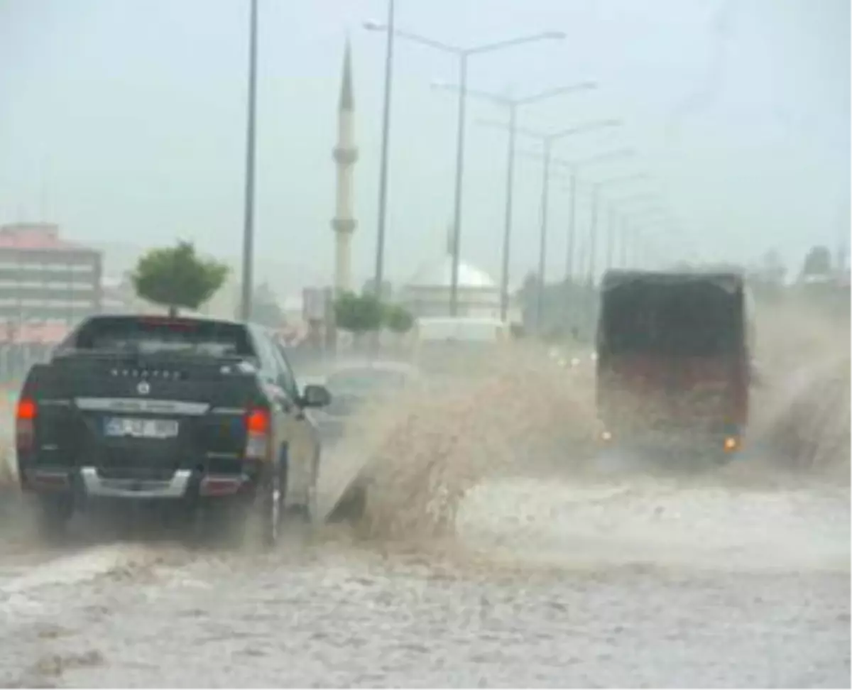 Yarım Saatlik Yağmur Erzurum'u Felç Etti